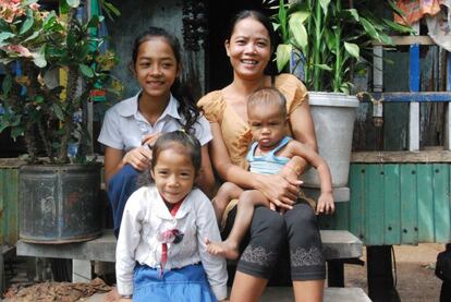 En septiembre de 2011 las inundaciones en Camboya se tragaron la escuela y la casa de Loinh Chantou, de 13 años (arriba a la izquierda). Su familia se enfrentó a cortes de agua y a la falta de comida. "La gente con botes podía pescar, pero nosotros no. El pozo estaba sucio, tenía animales muertos. No teníamos manera de hervir el agua, así que bebimos del río y los niños tuvieron diarrea, fiebre y sarpullidos”. Aunque el colegio estuvo cerrado varios meses, Chantou pudo seguir estudiando en casa de un profesor. "Me puse muy contenta cuando pude volver a la escuela, mi asignatura favorita son las matemáticas”. Además, ahora su centro educativo está mejor preparado para resistir a futuros desastres naturales.