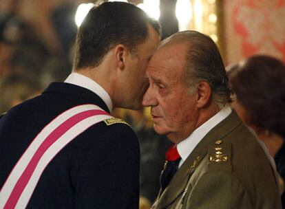 El príncipe Felipe hace un comentario al oído al Rey en la celebración de la Pascua Militar.
