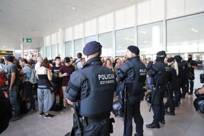 Los Mossos de Escuadra toman posiciones en una de las terminales del Aeropuerto de Barcelona.