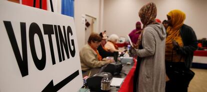 Votantes esperando su turno para depositar la papeletas en Columbia (Ohio).