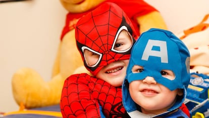 Dos niños disfrazados como superhéroes.