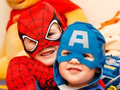 Dos niños disfrazados como superhéroes.