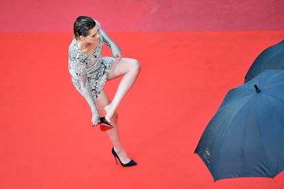 En 2018, Christian Louboutin estaba en lo más alto del olimpo del lujo, con sus zapatos de suela roja e infinitos tacones como símbolo supremo de caché. Bueno, pues el 14 de mayo de 2018, durante la 71ª edición del Festival de Cannes, la actriz Kristen Stewart (vestida de Chanel) estaba a punto de subir las escaleras del Palais des Festivals para la proyección de 'BlacKkKlansman' de Spike Lee cuando, ante los fotógrafos, decidió quitarse su reconocibles stilettos y continuar descalza. Un par de años antes, Stewart ha había denunciado que "si no pides a los hombres que lleven tacones y un vestido, entonces no puedes pedírmelo a mí". Su gesto fue interpretado como una protesta silenciosa.