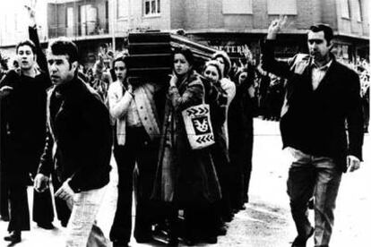 Varias mujeres portan el féretro de uno de los trabajadores muertos, tras los multitudinarios funerales celebrados el día 5 de marzo.