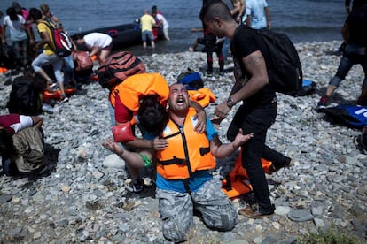 El municipio de Mitilene, la capital de Lesbos, decretó la semana pasada el estado de emergencia ante la imposibilidad de hacer frente a la llegada masiva de refugiados. En la imagen, llegada de refugiados sirios a la isla griega de Lesbos, el 7 de septiembre de 2015.