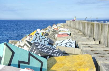 'Los cubos de la memoria', intervención artística que Agustín Ibarrola, en el rompeolas de Llanes (Asturias).