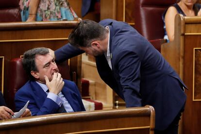 Los portavoces de ERC, Gabriel Rufián (derecha) y del PNV, Aitor Esteban (izquierda) este martes en el Congreso. 