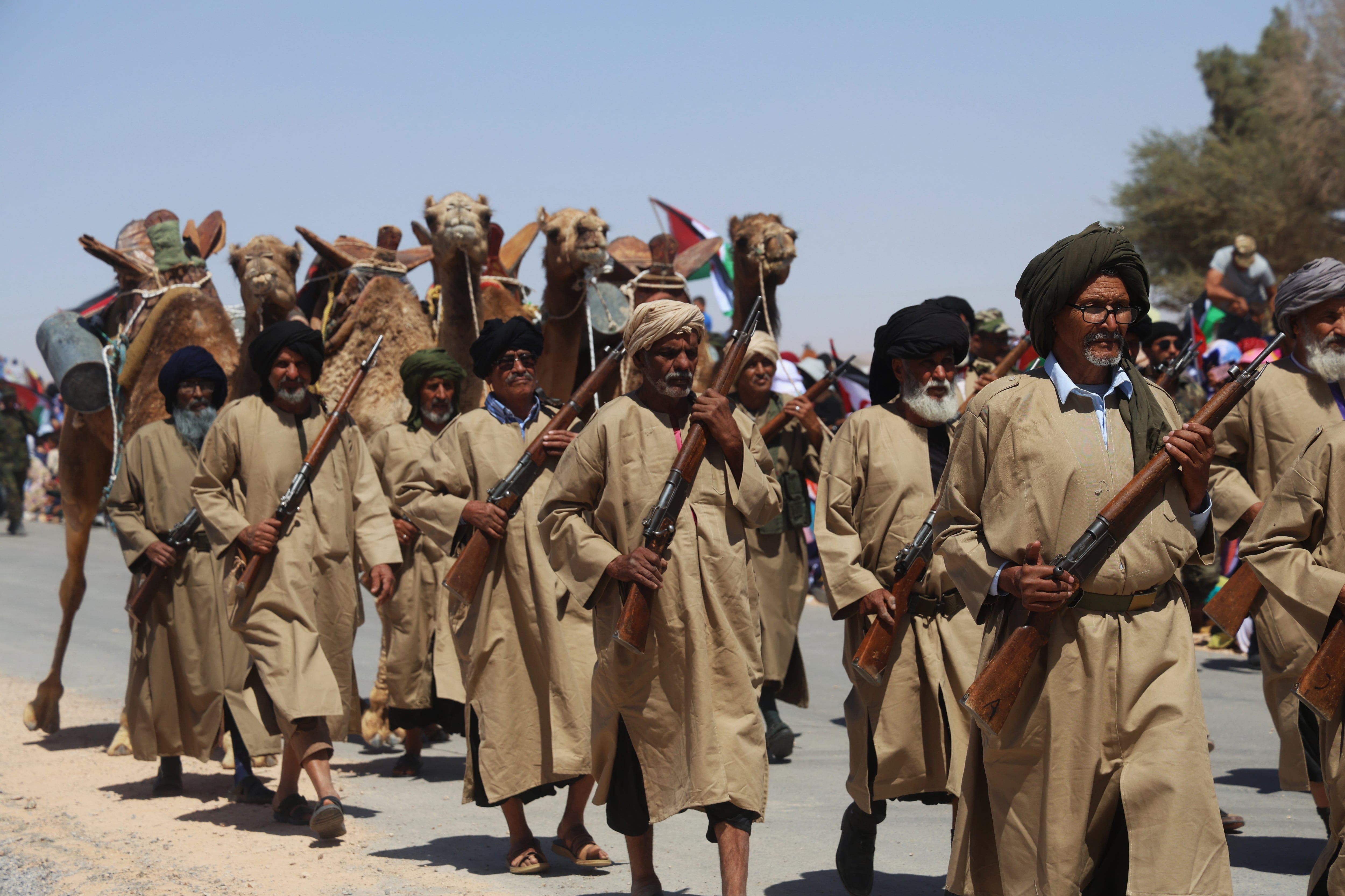 Desfile militar para conmemorar el 50 aniversario de la República Árabe Saharaui Democrática (RASD) el 8 de abril en los campamentos de refugiados de Argelia.