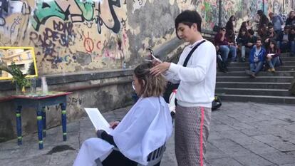 El dúo Drifters corta el pelo con arte.