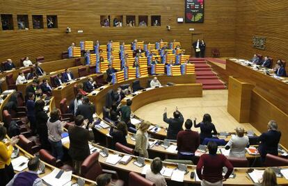 Los diputados populares exhiben 'senyeres' en el Parlamento valenciano.