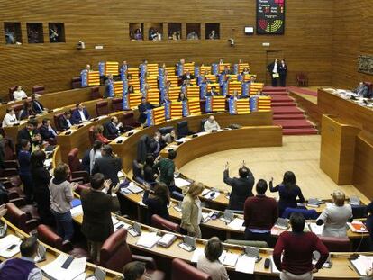 Los diputados populares exhiben &#039;senyeres&#039; en el Parlamento valenciano. 