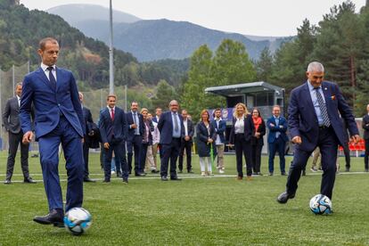 El presidente de la UEFA, Aleksander Ceferin, acompañado por el presidente de la Federación Andorrana de Fútbol, Fèlix Álvarez, en la inauguración oficial del centro de entrenamiento de la Federación Andorrana.