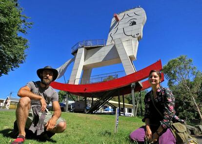 Sí, casi todos los animales nativos de Australia han quedado inmortalizados a gran tamaño, incluido uno tan críptico como el caballito balancín. Esta gigantesca reproducción se encuentra en una fábrica de juguetes de la ciudad de Gumeracha, en las colinas de Adelaide (Sur de Australia). Los visitantes pueden trepar por el caballo hasta tres puntos estratégicos: el balancín, la silla de montar y la cabeza. Es increíblemente grande, pesa 25 toneladas y está encajado en 80 toneladas de hormigón a 18 metros sobre el suelo. Pero no se balancea. Forma parte de Toy Factory, una factoría donde se elaboran a mano juguetes de madera de calidad. El caballito balancín y los juguetes de madera se pueden ver en www.thetoyfactory.com.au