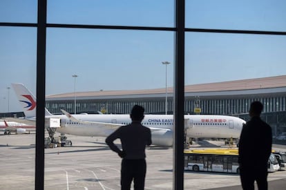 Está previsto que el nuevo aeropuerto -situado 45 kilómetros al sur de la capital y a 67 del Aeropuerto Internacional de Pekín Capital- sea el centro neurálgico de la zona económica compuesta por Pekín, Tianjin y la provincia de Hebei (noreste del país).