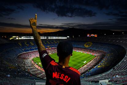 Un fan del FC Barcelona con una camiseta de Messi, antes del comienzo del partido de Liga que enfrena al FC Barcelona y Deportivo Alaves en el Camp Nou.