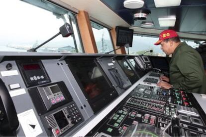 Hugo Chávez visita una fragata nueva, construida por la empresa española Navantia, en Puerto Cabello, en el Estado venezolano de Aragua, el jueves.