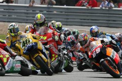Momento en el que la moto de Toni Elías (número 24) toca la de Rossi (46), que cae.