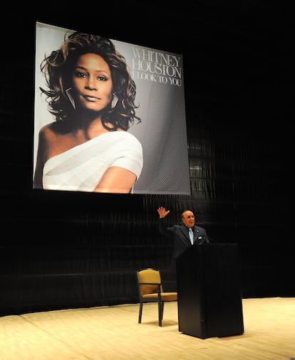 Clive Davis habla durante la 'listening party' del disco de Whitney Houston 'I Look To You' en Nueva York en julio de 2009.