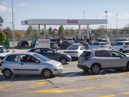 Colas de vehículos este viernes en una gasolinera de Sevilla.