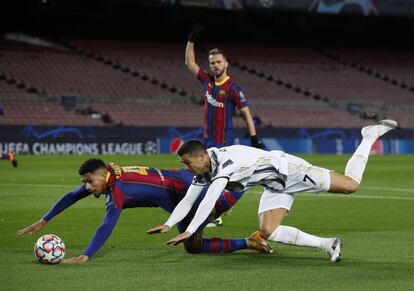 Ronald Araujo tira al suelo a Cristiano Ronaldo durante una disputa que acaba en penalti para el equipo italiano.