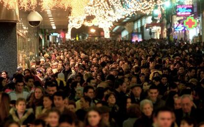 La calle Preciados, en Madrid, abarrotada de gente en Navidad.