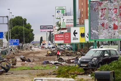 Destrucción en un polígono industrial próximo a a Valencia, este lunes.