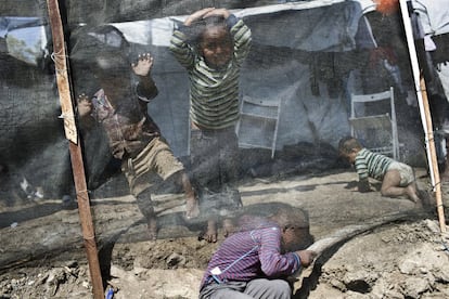 Los niños juegan dentro del campamento de refugiados de Moria en la isla de Lesbos, en el noreste de Egeo, Grecia. En medio de las protestas, el gobierno ha prometido reducir drásticamente la sobrepoblación en los campamentos isleños durante el verano. 