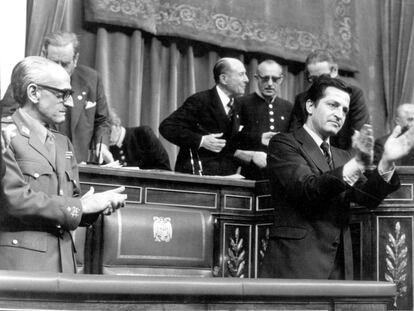Suárez y Gutiérrez Mellado aplauden la aprobación del Proyecto de Reforma Política, que articuló la transición democrática española, en noviembre de 1976.