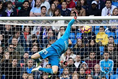 El portero del Real Madrid Thibaut Courtois despeja un balón.