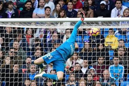 El portero del Real Madrid Thibaut Courtois despeja un balón.