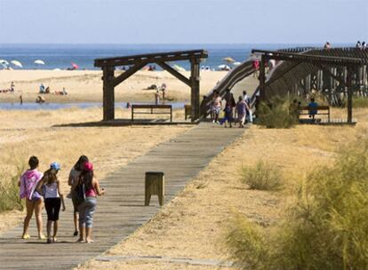 Playa cercana al recinto ferial de Isla Cristina, donde se produjo la agresión.