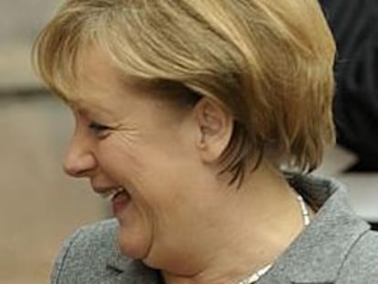 Merkel y Sarkozy aceptan que el BCE compre deuda soberana de forma masiva