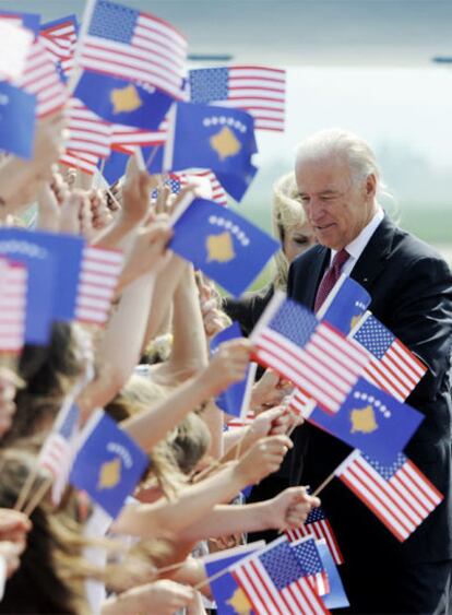 Joseph Biden saluda a jóvenes kosovares a su llegada a Pristina.