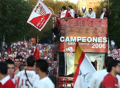 El equipo andaluz derrota al Barcelona de manera contundente (3-0) en la final de la Supercopa de Europa disputada en Mónaco.