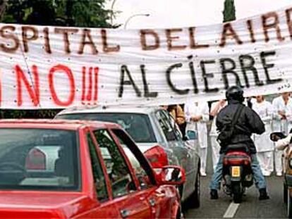 Manifestación de trabajadores del Hospital del Aire, en contra del cierre del centro, ayer.