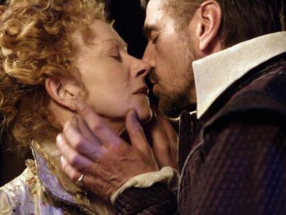 Escena de la miniserie <i>Elizabeth I, </i> interpretada por Helen Mirren y Jeremy Irons.