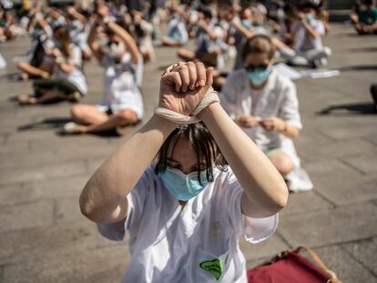 Segundo lunes de manifestación de los Médicos Internos Residentes (MIR) de Madrid, en la Puerta del Sol.