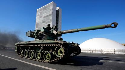 Un tanque de guerra pasa frente al Palacio de Planalto en Brasilia, Brasil