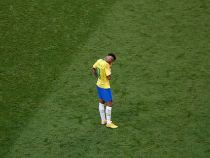 Neymar lamenta-se depois da eliminação do Brasil em Kazan.