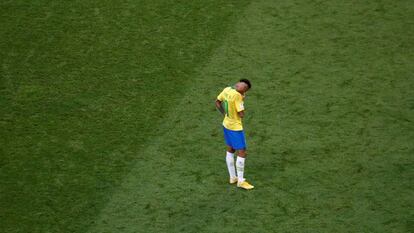 Neymar lamenta-se depois da eliminação do Brasil em Kazan.