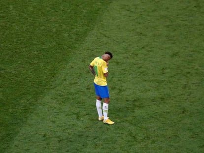 Neymar se lamenta tras la eliminación de Brasil en Kazán.