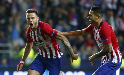 Saúl y Vitolo celebran el tercer gol del Atlético.