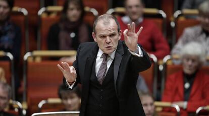 El director de orquesta Fran&ccedil;ois-Xavier Roth durante un concierto.