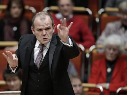 El director de orquesta Fran&ccedil;ois-Xavier Roth durante un concierto.