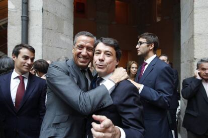 Eduardo Zaplana felicita a Ignacio Gonz&aacute;lez, el d&iacute;a en que este &uacute;ltimo fue elegido presidente de la Comunidad Aut&oacute;noma de Madrid.