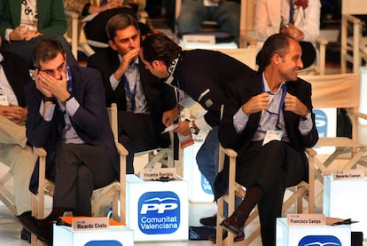 Francisco Camps, a la derecha, con Álvaro Pérez, agachado, hablando con Vicente Rambla, junto a Ricardo Costa, durante un congreso del PPCV, en Paterna.