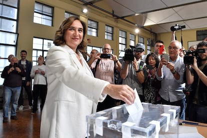 La alcaldesa de Barcelona y candidata a la reelección de BComú, Ada Colau, ejerce su voto. 