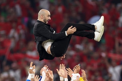 Walid Regragui, entrenador de Marruecos, es manteado por sus jugadores después del partido frente a Canadá. 