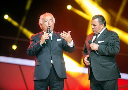 Los del Río suben al escenario cantando a capela antes de recoger su Ondas de la música en reconocimiento a su trayectoria profesional.