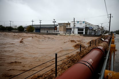 Un río se desborda, durante la tormenta 'Daniel', en Volos (Grecia), este martes.